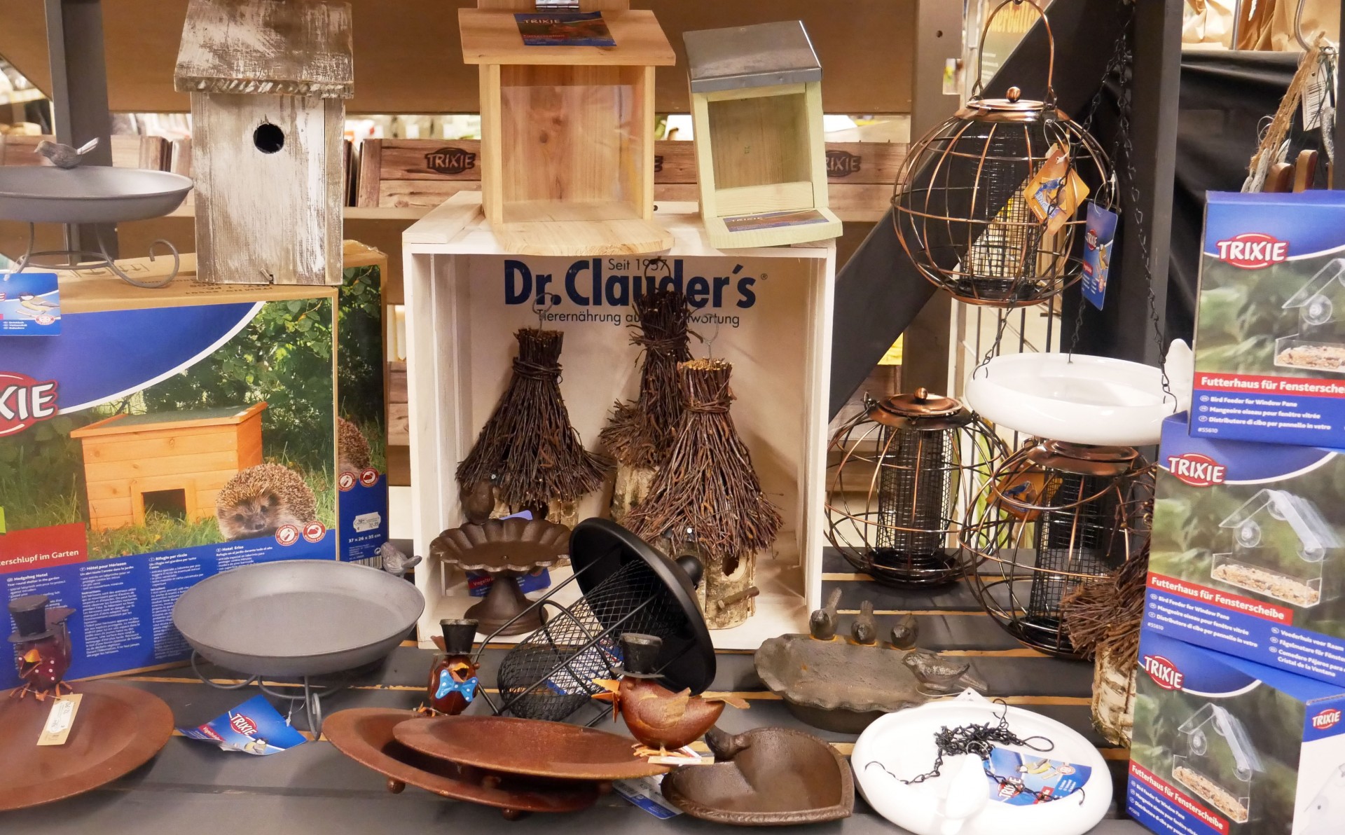 Auf einem Tisch ist verschiedenes Zubehör für Wildvögel aufgebaut.
